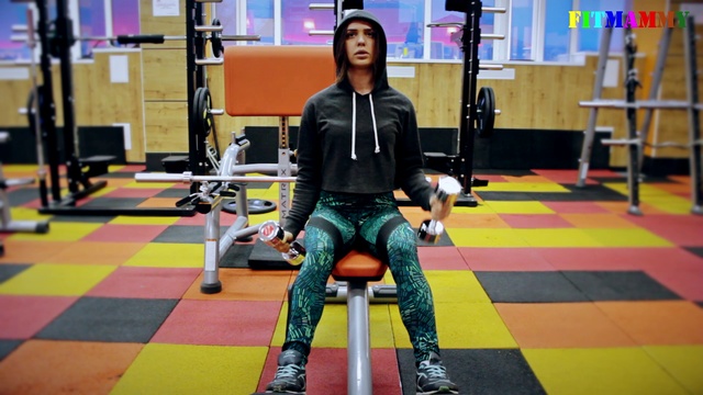 ПОДЪЕМ ГАНТЕЛЕЙ НА БИЦЕПС СИДЯ