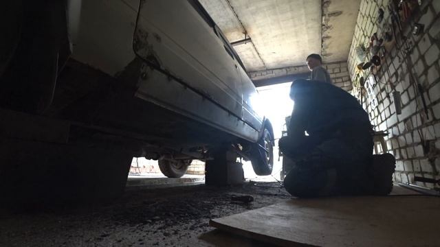 Замена порогов на ВАЗ 2105 СВОИМИ РУКАМИ в гараже. SALVAGE PROJECT. смотреть онлайн