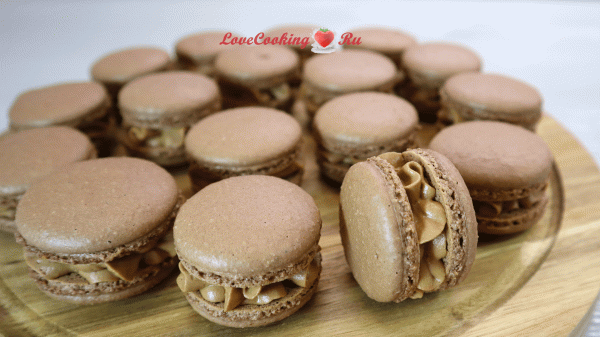 Шоколадные макарон на швейцарской меренге | Кофейный ганаш, вишнёвая начинка | LoveCookingRu