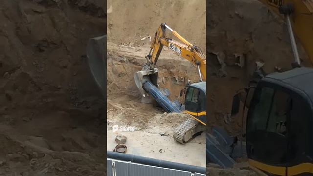 Строитель распилит трубу Экскаватор выгрузит из траншеи для того,чтобы проложить туда новую #Shorts смотреть онлайн