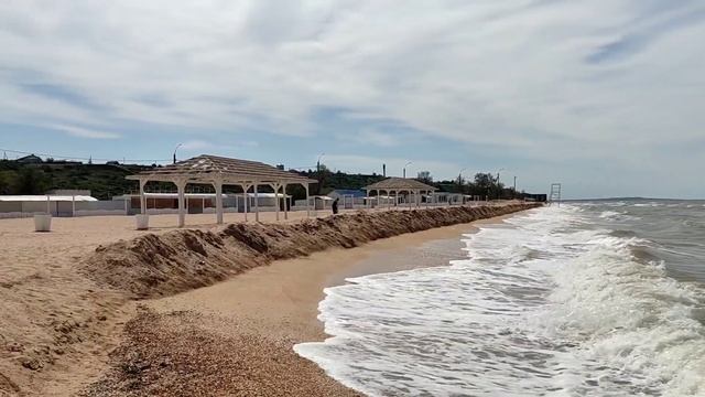 Съездили на Азовское море в станицу Голубицкая. Показываю реальную обстановку на пляже, море. смотреть онлайн