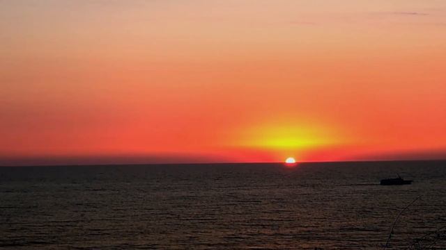 Закат солнца на берегу Чёрного моря! смотреть онлайн