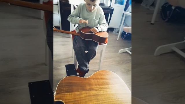 Кусок урока по ритму с Герой, 5 лет #укулеле #гитара #уроки# дети #музыка #Ukulele #guitar #lessons смотреть онлайн