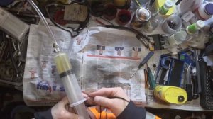 Устройство для смазывания тросиков мотоцикла и других транспортных средств