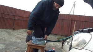 Промыть радиатор печки не снимая. С помощью пластиковой тары