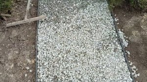 Дорожка в саду из щебенки