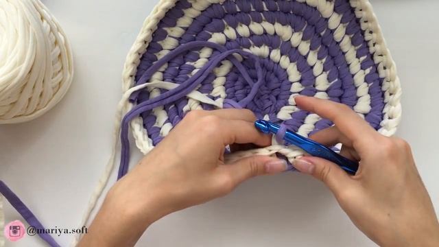 Корзинка крючком из трикотажной пряжи (ленточной). How to make crochet basket смотреть онлайн