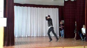 Танец в стиле Майкла Джексона(смесь стилей)