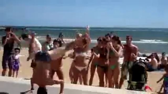 Парень отрывается на австралийском пляже.flv. смотреть онлайн
