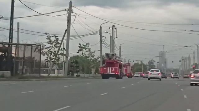 3x fire truck with yelp and wail siren, КамАЗ ал-50, Урал ац 3,0-40, КамАЗ ац 3,2-40 с сиреной. смотреть онлайн