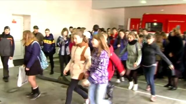 Сюжет о показе пожарной техники школьникам города в рамках урока безопасности смотреть онлайн