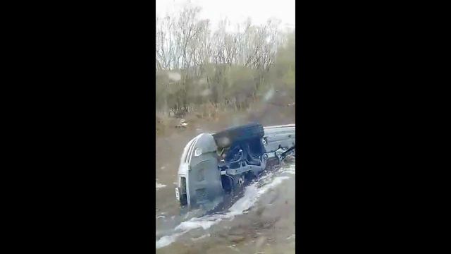 Машина ушла под воду из-за размытой дороги в Забайкалье смотреть онлайн