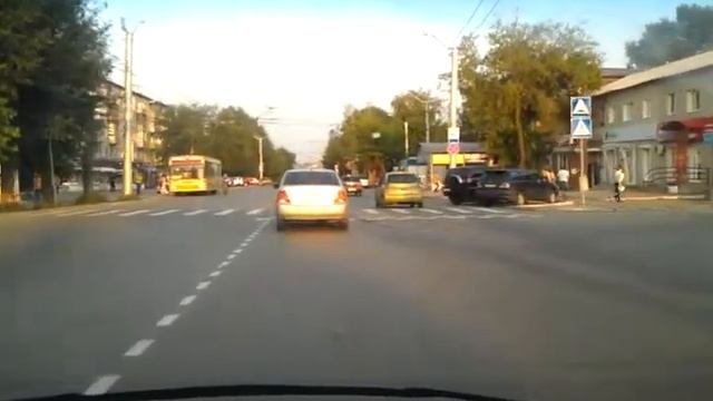 Парень поднял мотороллер на дыбы на проезжей части смотреть онлайн