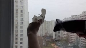 Как легко и быстро удалить следы от новогодних наклеек со стекол