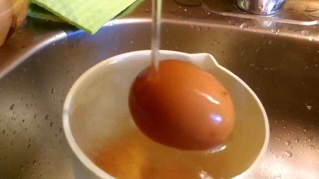 Купание куриного яйца смотреть онлайн
