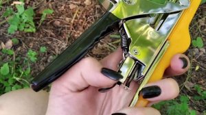 Первая подвязка винограда к шпалере. Тапенер или садовый степлер - испытание в работе.