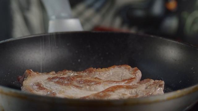 Мясо по-французски с солеными огурцами. Праздничное блюдо смотреть онлайн