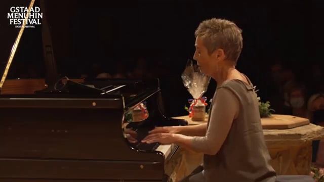 Клод Дебюсси. «Арабеска» №1 ми-мажор (E-dur), L..66. Исполняет Maria Joao Pires (фортепиано). смотреть онлайн