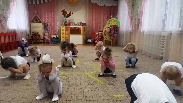 Мишуля танцует в садике под песню "варись кашка" смотреть онлайн