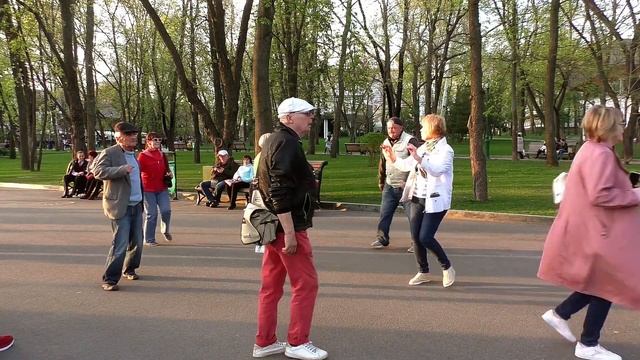 Заманила!!!Танцы,сад Шевченко,Харьков. смотреть онлайн