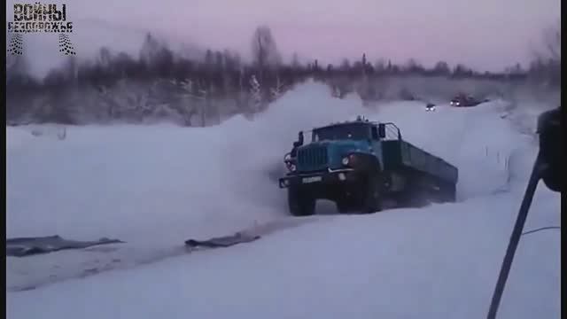 Почти в забрался грузовик Урал с бортовым прицепом в скользкий подъем. смотреть онлайн