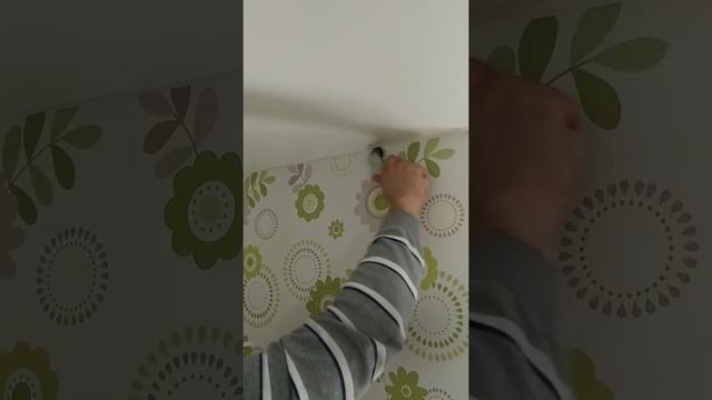 Роликовый шпатель для монтажа технической вставки в натяжной потолок.