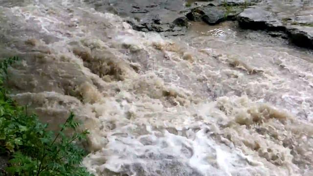 Мощный поток воды после дождя смотреть онлайн