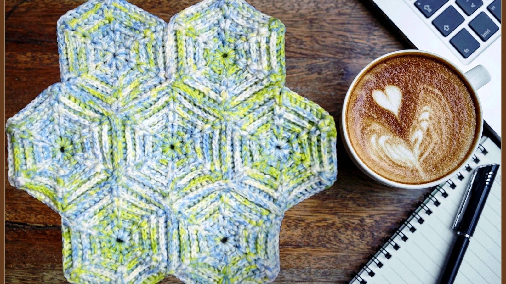 Вязание шестиугольного рельефного мотива крючком для коврика или сумки. смотреть онлайн