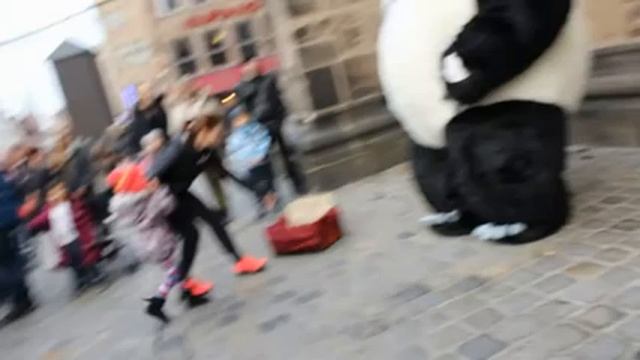 Рождественская ярмарка в Нюрнберге катаемся на детских каруселях Christmas Market in Nuremberg смотреть онлайн