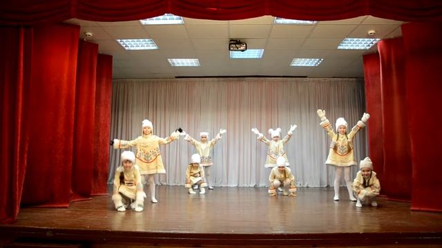 МБОУ Гимназия № 136 - танец "Зимушка" смотреть онлайн