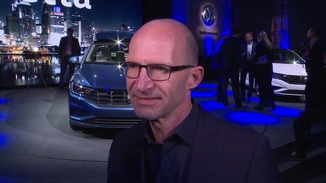 Volkswagen at 2018 Detroit Motor Show - Klaus Bischoff - Head of Volkswagen Global Design | CarZill смотреть онлайн