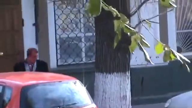 В Мелитополе коммуниста облили краской смотреть онлайн