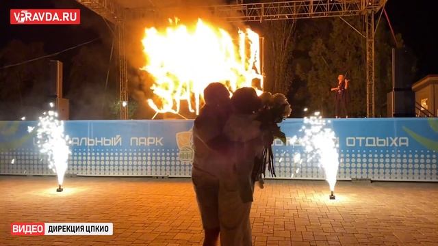 В ВОЛГОГРАДА ПАРЕНЬ СДЕЛАЛ ОГНЕННОЕ ПРЕДЛОЖЕНИЕ РУКИ И СЕРДЦА СВОЕЙ ДЕВУШКЕ смотреть онлайн