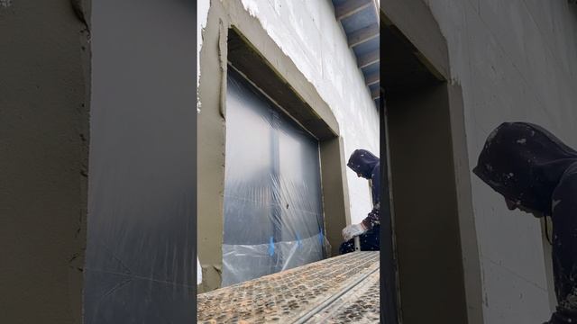 Установка углов и армирование откосов на фасаде.