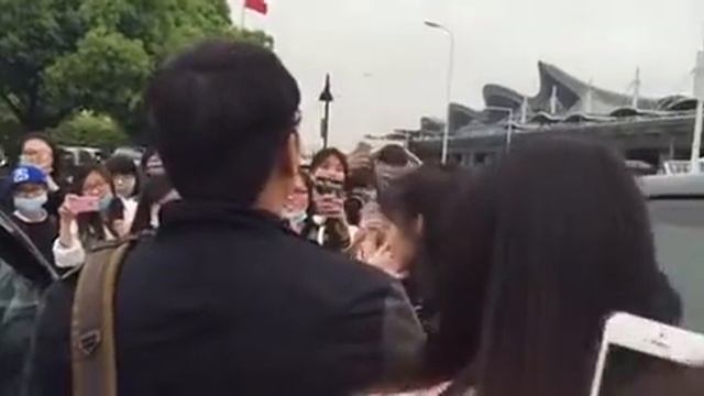 Yoona at Hangzhou airport 150415 смотреть онлайн