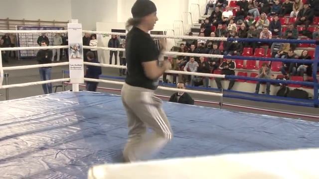 Тренер радуется победе своего боксёра