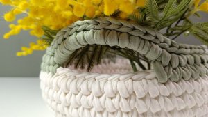 Вязаная корзина с ручками