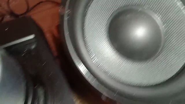 Видео сравнение активных колонок 2.0 Sven Sps-700 и Sven Sps-704