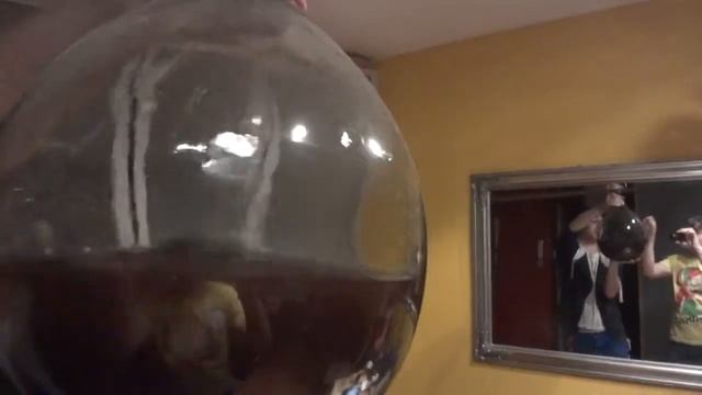 Большой бутыль вина и каучсерфинг в Польше смотреть онлайн