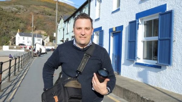 Cheap lens & pro camera, or cheap camera & pro lens?