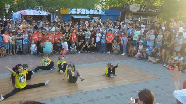 Танец маленьких обезьянок смотреть онлайн