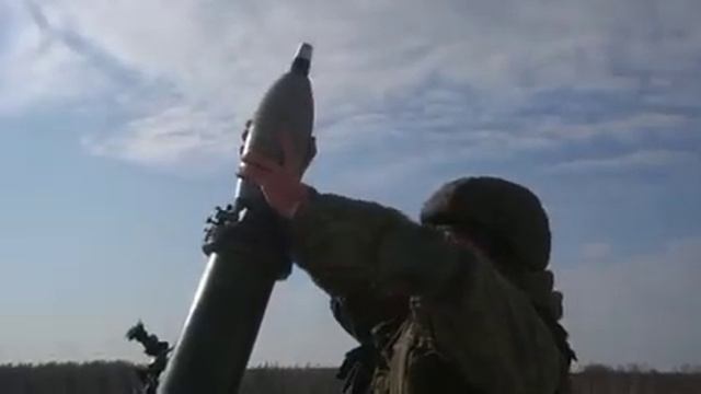 Ведение скоростной стрельбы по бронеобъектам условного противника из 120-мм минометов 2Б11 "Сани" смотреть онлайн