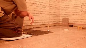 Укладка плитки на пол с помощью лазерного уровня