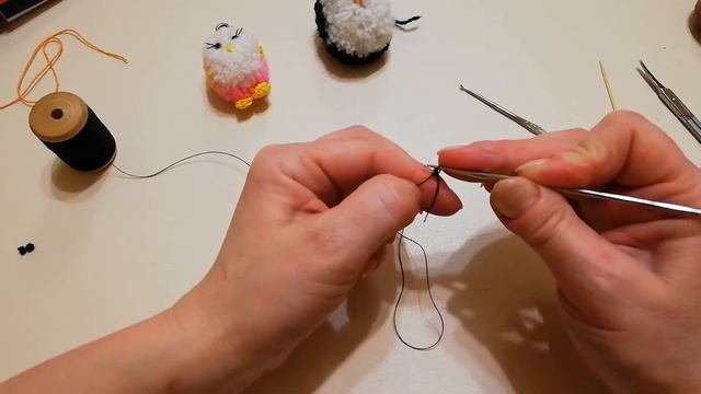 брелок-игрушка связанная крючком. МК смотреть онлайн