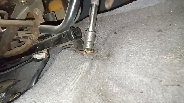 Mitsubishi Lancer Cedia CS2A Как снять переднее сиденье / Mitsubishi How to remove the front seat смотреть онлайн