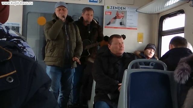 Песня “Зимняя дорога, Жизни поезд мчится” дуэт красиво поет в вагоне поезда (электрички) под гитару смотреть онлайн