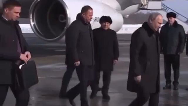 Так ты не президент уже, поэтому шнырьком и полуприсядью за мной))) смотреть онлайн