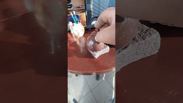 Малиновый кварцит. Карелия. Шар из малинового кварцита на подставке. смотреть онлайн