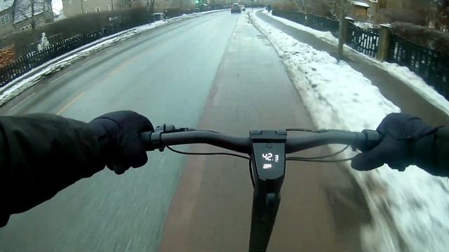 Катаюсь на электросамокате зимой // Стант зимой на самокате // Пробил колесо// Покатушка в Норвегии смотреть онлайн
