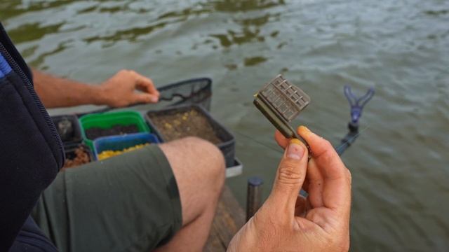 ЛОВЛЯ КАРПА НА ФИДЕР / ОГРОМНЫЕ КАРАСИ / FROS FISHING смотреть онлайн